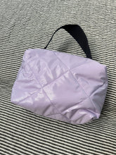 Indlæs billede til gallerivisning Toilet/makeuptaske i lyselilla med shine.

