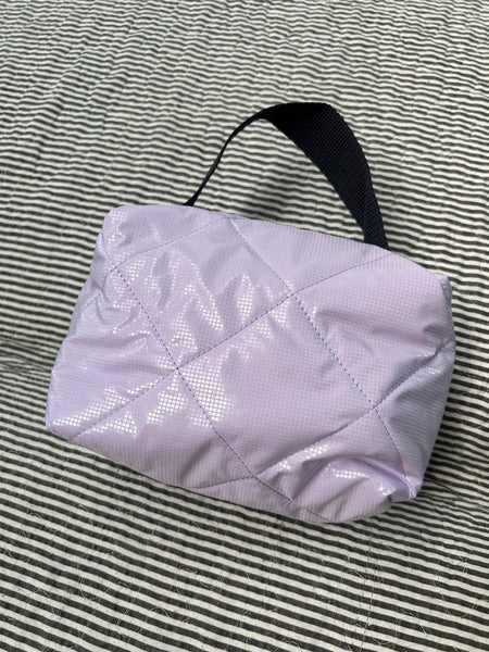 Toilet/makeuptaske i lyselilla med shine.