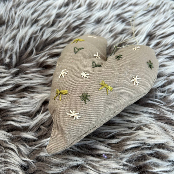 Julehjerte i beige med skønt broderi.