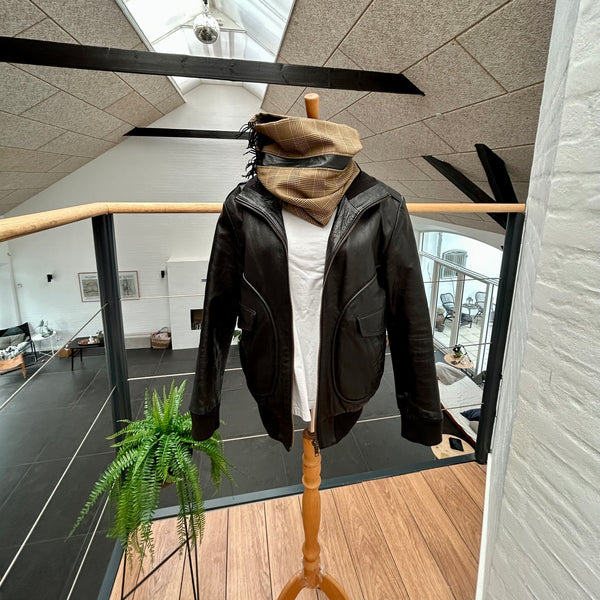 Unika tube med sort kalveskind og frynser.