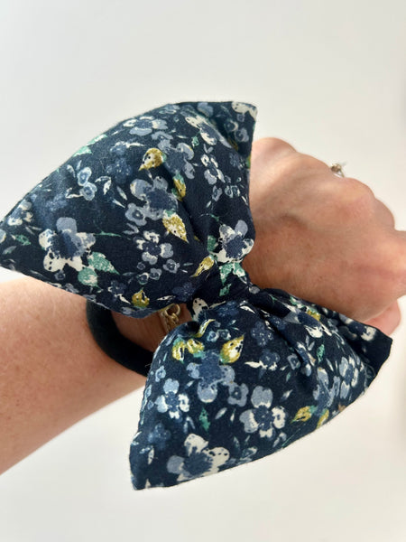 Fluffy sløjfe i blomstret bomuld.