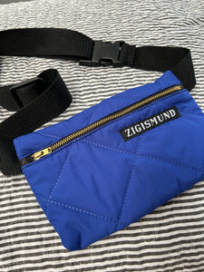 Bæltetaske/rossbody taske i coboltblå quilt.