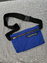 Indlæs billede til gallerivisning Bæltetaske/rossbody taske i coboltblå quilt.
