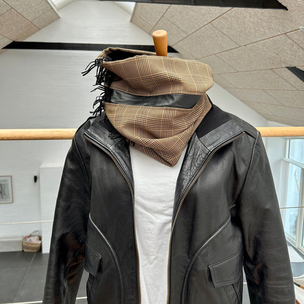 Unika tube med sort kalveskind og frynser.