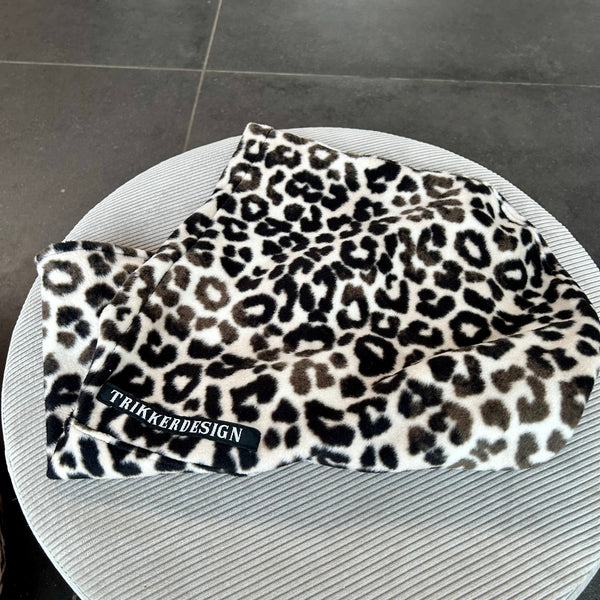 Balaclava i leopard mønstret fleece.