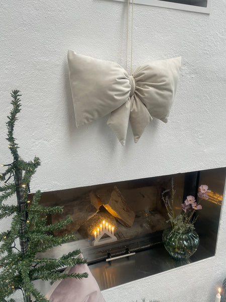 Kæmpe julesløjfe i råhvid velour med fyld.
