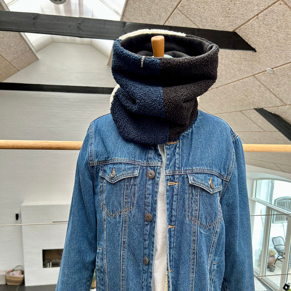 Halsedisse i blå, sort og råhvid teddybear med mint fleece.