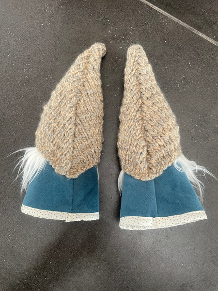 Håndlavet “Gnom” i blå velour og med hjemmestrikket hue.(1 stk.)
