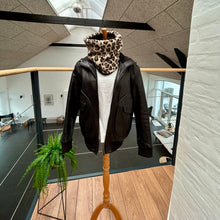 Indlæs billede til gallerivisning Halsedisse i Leo teddybear og sort fleece
