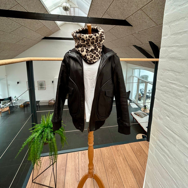 Halsedisse i Leo teddybear og sort fleece