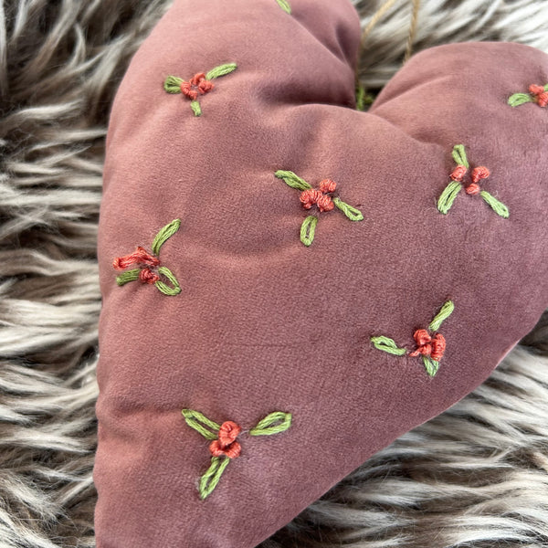 Rosa julehjerte med broderi.