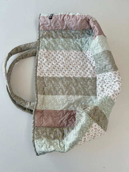 Shopper i quiltet stof lavet ud af et sengetæppe.