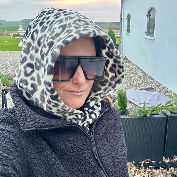 Balaclava i leopard mønstret fleece.