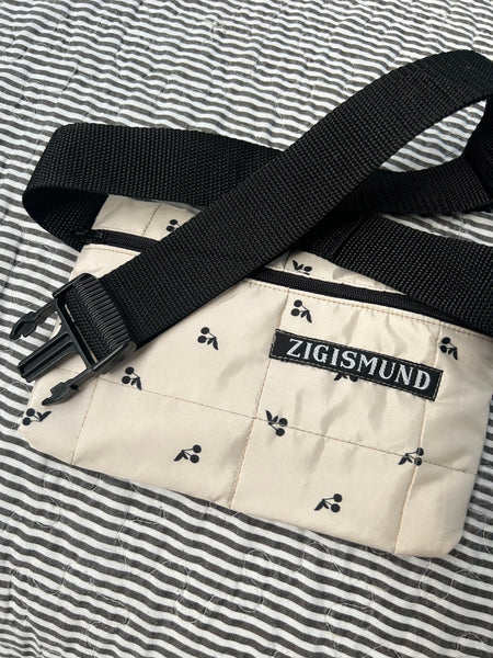 Bæltetaske/crossbody taske med skønne kirsebær.