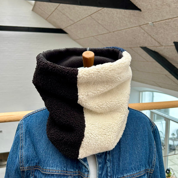 Halsedisse i sort, blå og råhvid teddybear med sort fleece