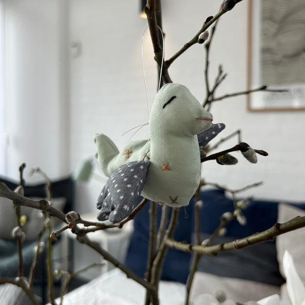 Fugleophæng med broderi.