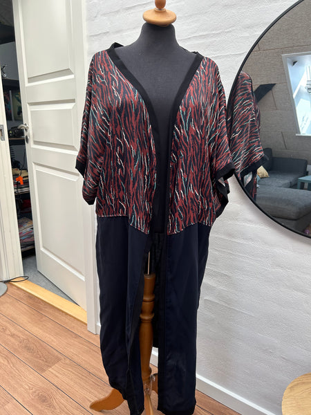 Kimono i digital printet stof og med mørkeblå viscose str.m/l