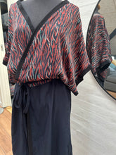 Indlæs billede til gallerivisning Kimono i digital printet stof og med mørkeblå viscose str.m/l
