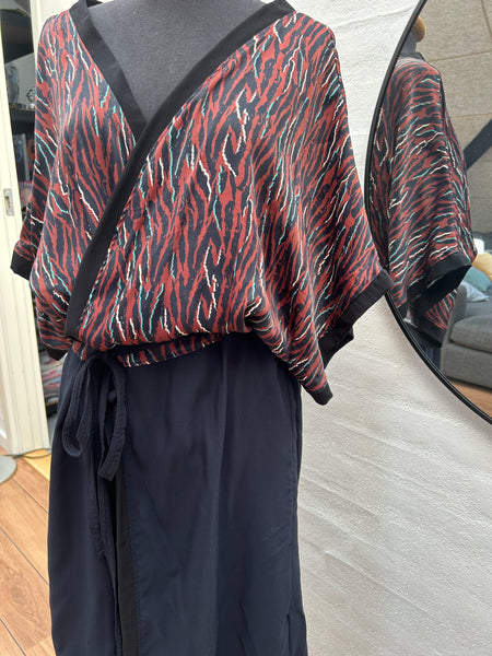 Kimono i digital printet stof og med mørkeblå viscose str.m/l