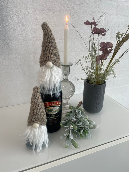 ❤️Håndlavede “Gnomer” med hjemmestrikkede huer i beige (2 stk).
