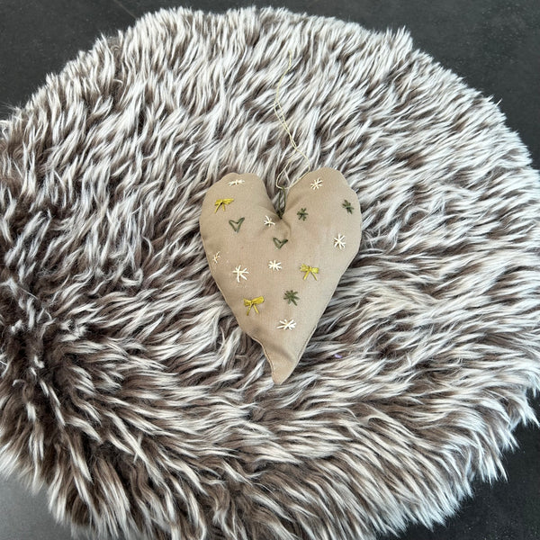 Julehjerte i beige med skønt broderi.