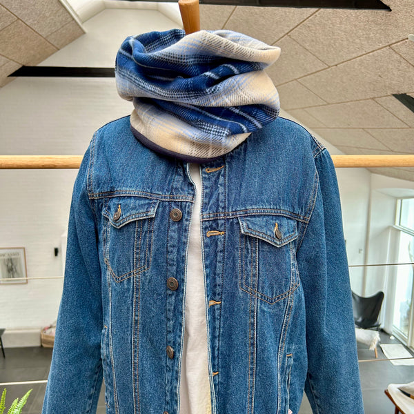 Halsedisse i tern og mørkeblåt fleece.