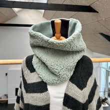 Indlæs billede til gallerivisning Halsedisse i blødt jadegrønt teddybear med forskelligt fleece
