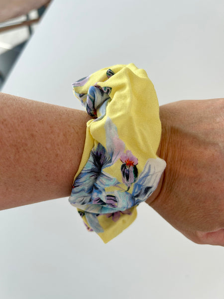 Scrunchie i skøn gul med blomster.