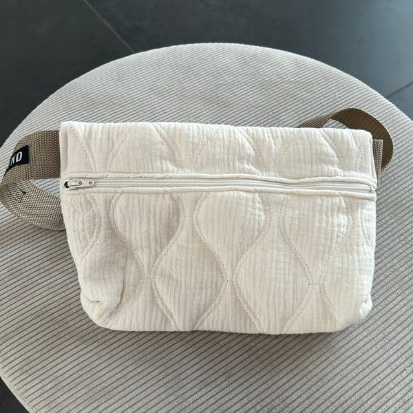 Bæltetaske/crossbody i råhvid quilt med lys rem.