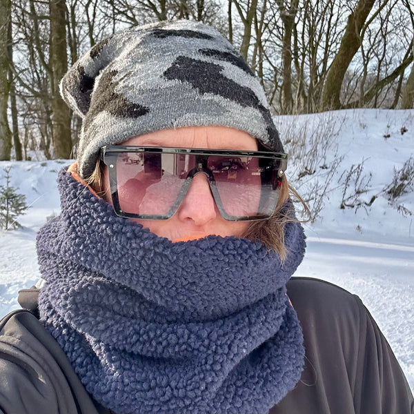 Halsedisse i blåt teddy med orange fleece.