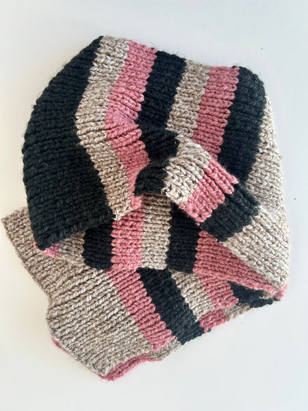 Håndstrikket jumbo tørklæde i rosa, nude og antrcit garn.