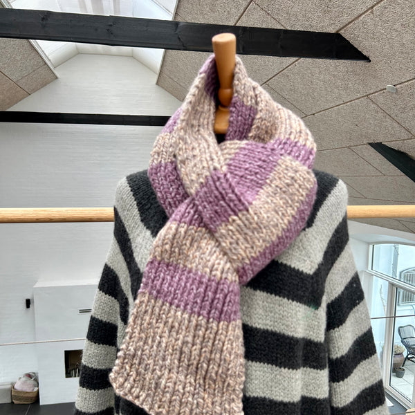 Håndstrikket jumbotørklæde i nude og meleret lilla