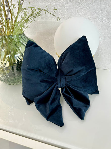 Lille sløjfe i mørkeblå velour.