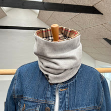 Indlæs billede til gallerivisning Halsedisse i tern med lysegråt fleece
