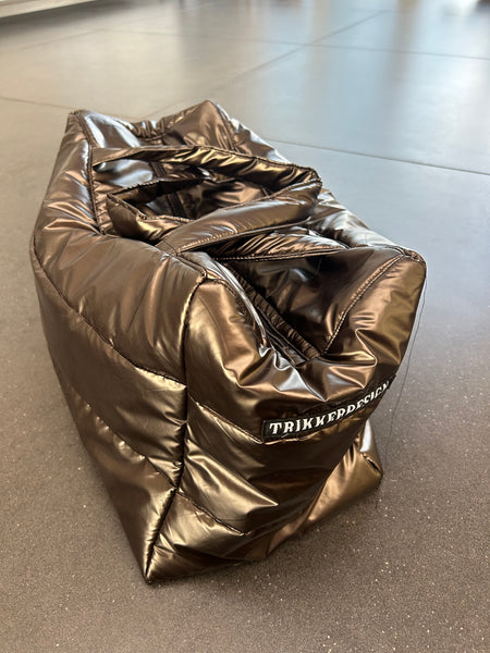 Shopper i brunt skinnende stof.