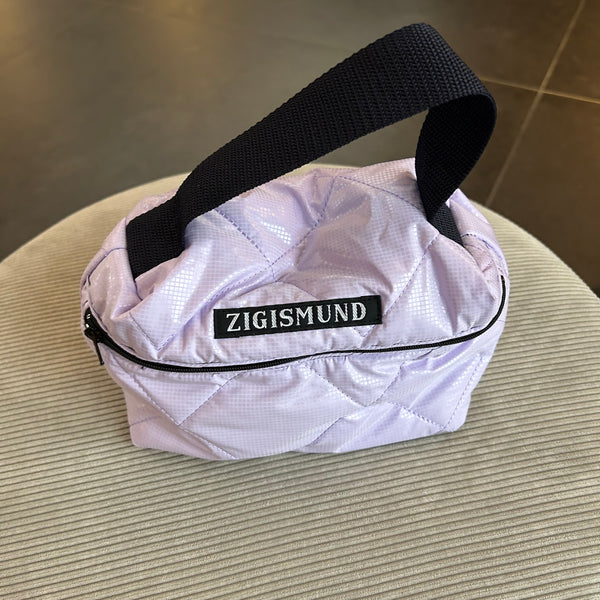 Toilet/makeup taske i lyselilla med shine.