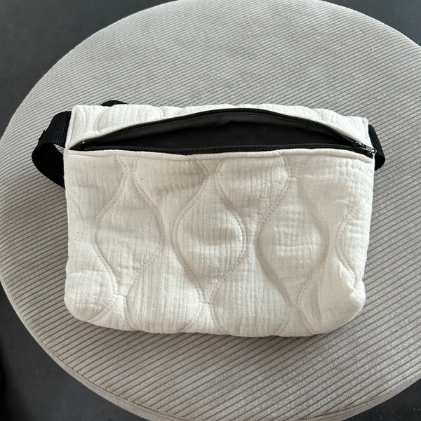 Bæltetaske aske i hvidt quilt med gråt foer.