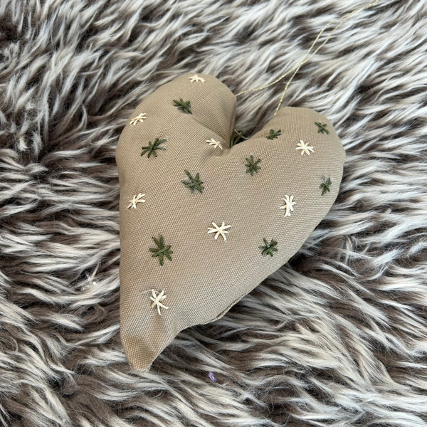 Julehjerte i beige med skønt broderi.