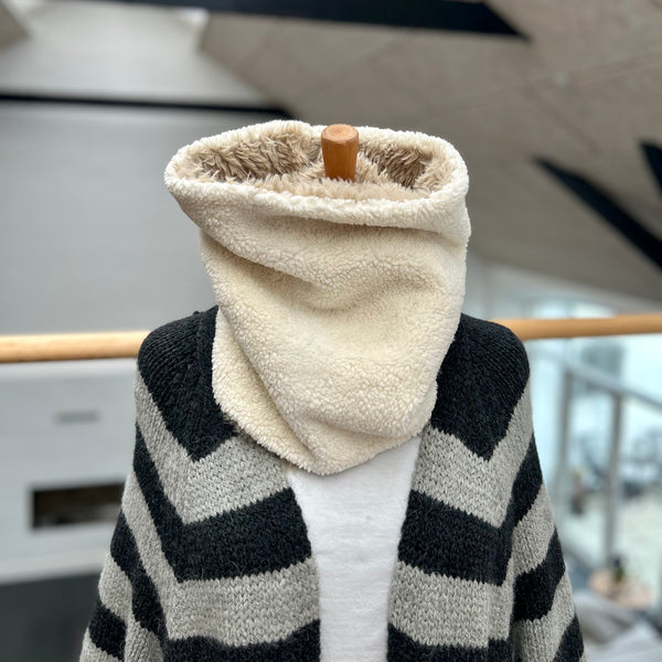 Halsedisse i fake fur i nude og med råhvid tykt teddybear