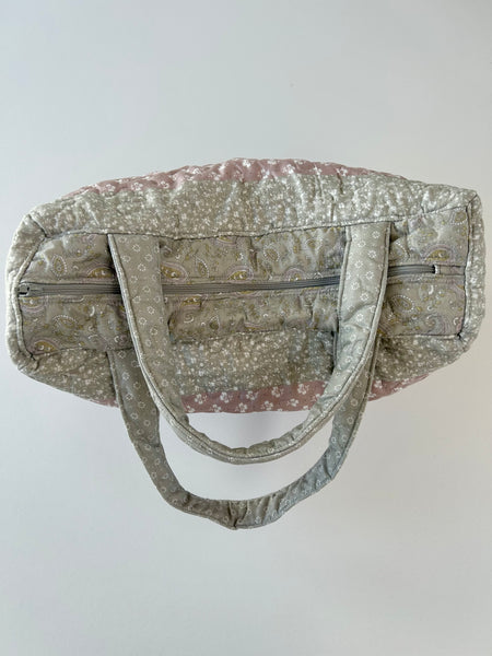 Quiltet taske lavet ud af et vattæppe.