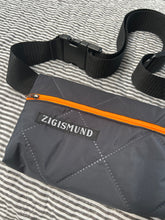 Indlæs billede til gallerivisning Bæltetaske i charcoal med orange lynlås.
