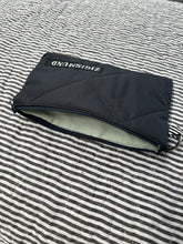 Indlæs billede til gallerivisning Keyhanger taske i mørkegrå quilt.
