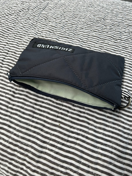 Keyhanger taske i mørkegrå quilt.