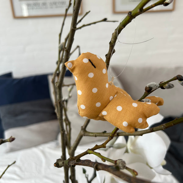 To skønne fugle i gule med prikker.