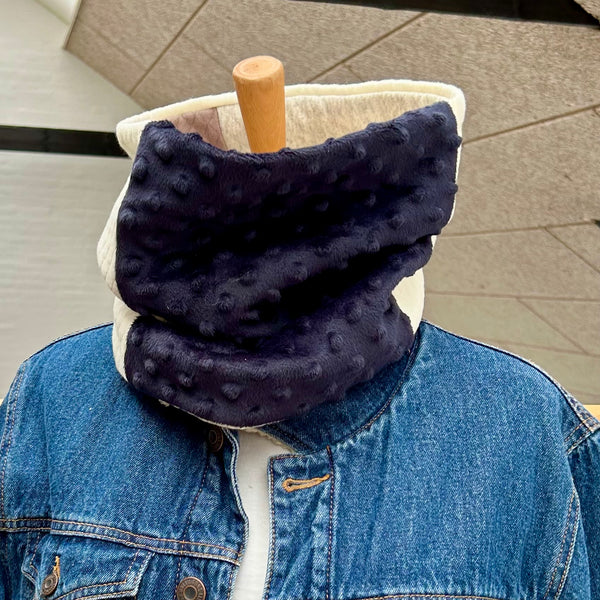 Halsedisse i nude, råhvid og blå