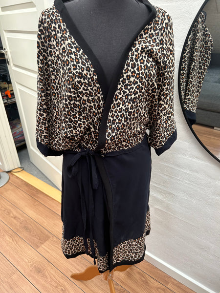 Kimono med dyreprint, blå og sort. Str.m/l