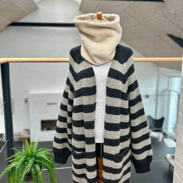 Halsedisse i fake fur i nude og med råhvid tykt teddybear