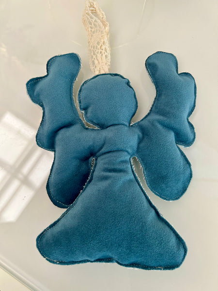 Engle ophæng i petroliums farvet velour.