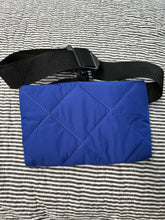 Indlæs billede til gallerivisning Bæltetaske/rossbody taske i coboltblå quilt.
