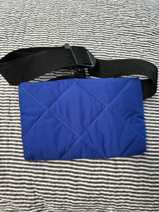 Bæltetaske/rossbody taske i coboltblå quilt.